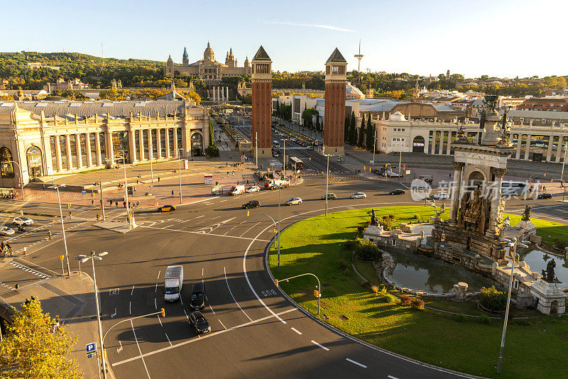 广场d 'Espanya。中央广场毗邻建筑地标，有喷泉表演，购物和一个竞技场。